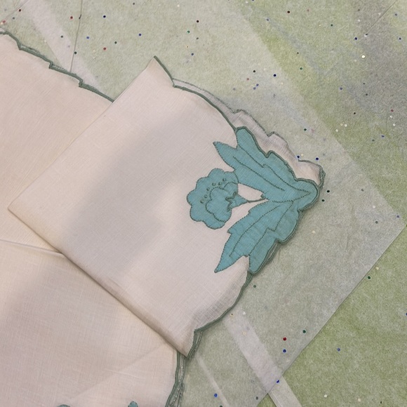 Vintage square table cloth with matching tea towels, 34x 32, - Picture 8 of 9